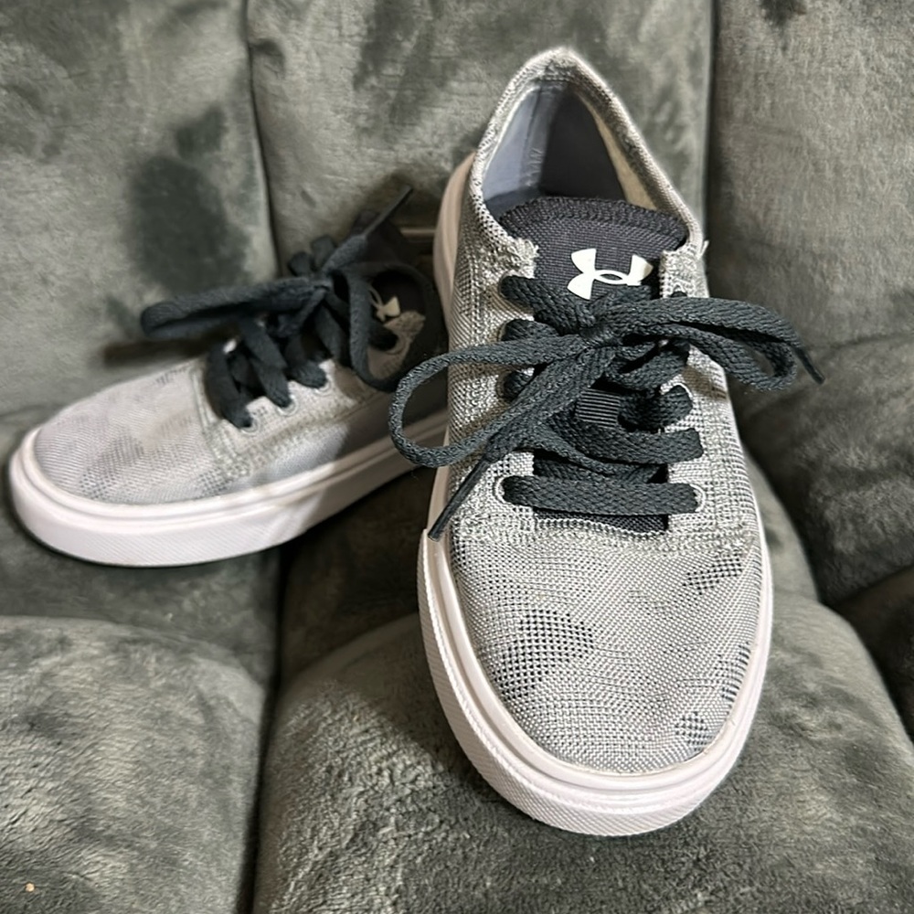 Boys Size 11K Under Armour Tennis Shoes